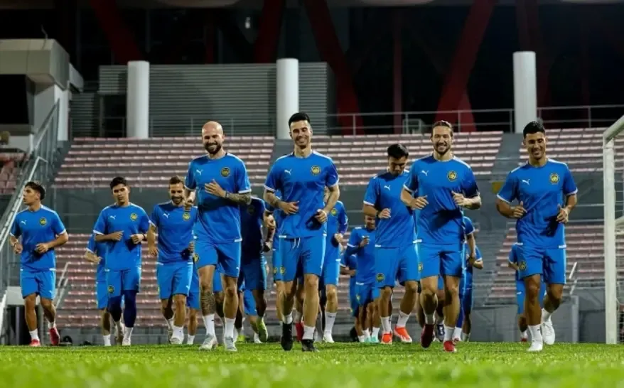 Hai cầu thủ mang dòng máu lai mới gia nhập đội tuyển Malaysia là Joao Figueiredo, Jon Irazabal (thứ tư và năm từ trái sang) tập luyện chiều 9/6/2025. Ảnh: Malaysia NT