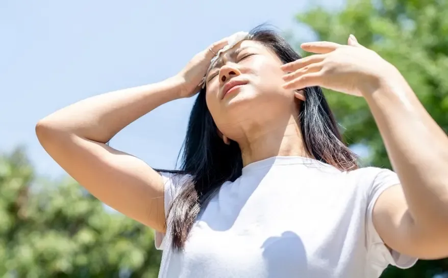 Mẹo trang điểm rạng rỡ trong mùa hè với Catrice và Essence