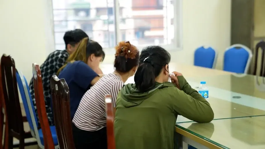 Giám đốc Công an Hà Nội kiểm tra, người dân La Phù nộp nhiều bánh kẹo