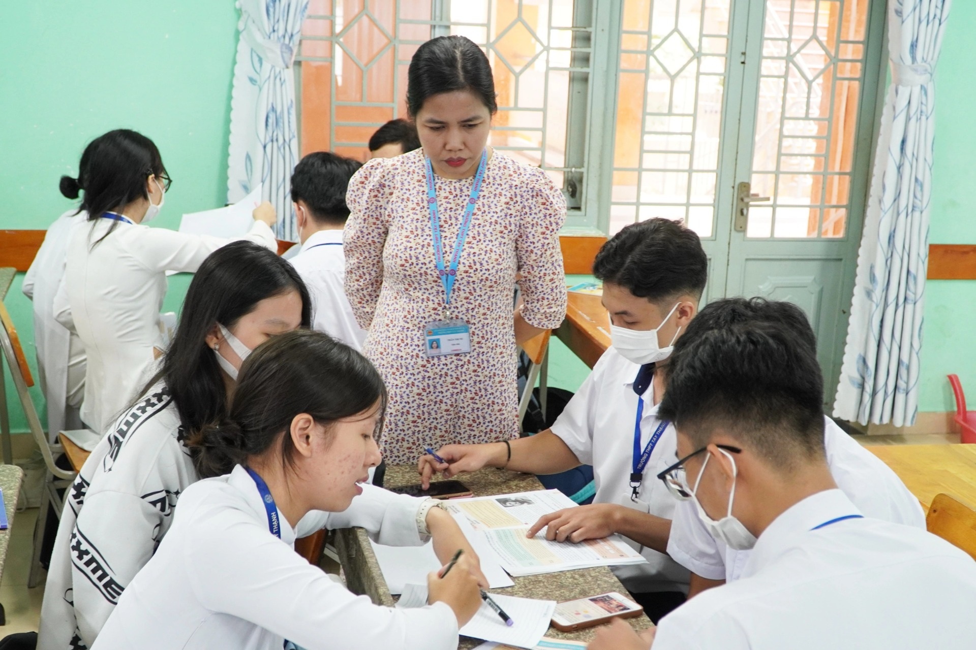 Giáo viên và học sinh Trường THPT Tây Thạnh, TPHCM trong một tiết học