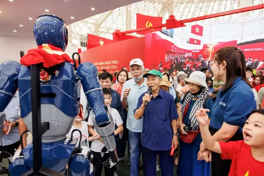 Khách tham quan chiêm ngưỡng robot phát triển bởi VinRobotics, VinMotion