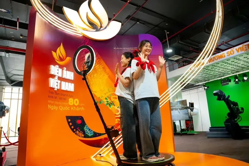 Khách tham quan ở gian của Cục Điện ảnh