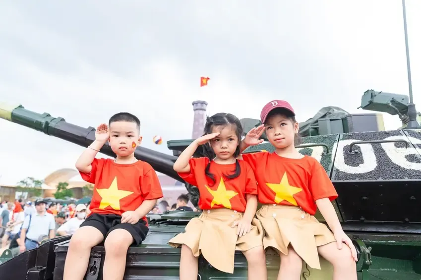 Các bé vui vẻ chụp ảnh tại triển lãm