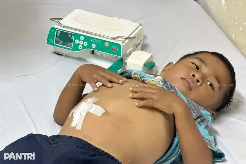Cậu bé phải nhập viện, truyền máu định kỳ hàng tháng