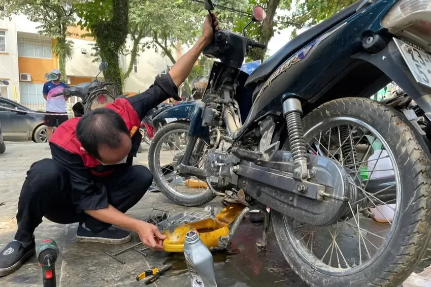 Các xe máy bị ngập nước được thay bu-gi, lọc gió, dầu máy (Ảnh: Nhân vật cung cấp).