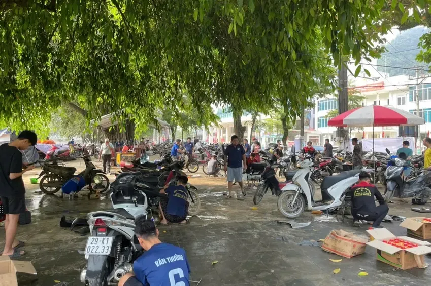 Các thợ sửa chữa làm việc suốt nhiều tiếng để sửa chữa xe máy cho bà con (Ảnh: Nhân vật cung cấp).